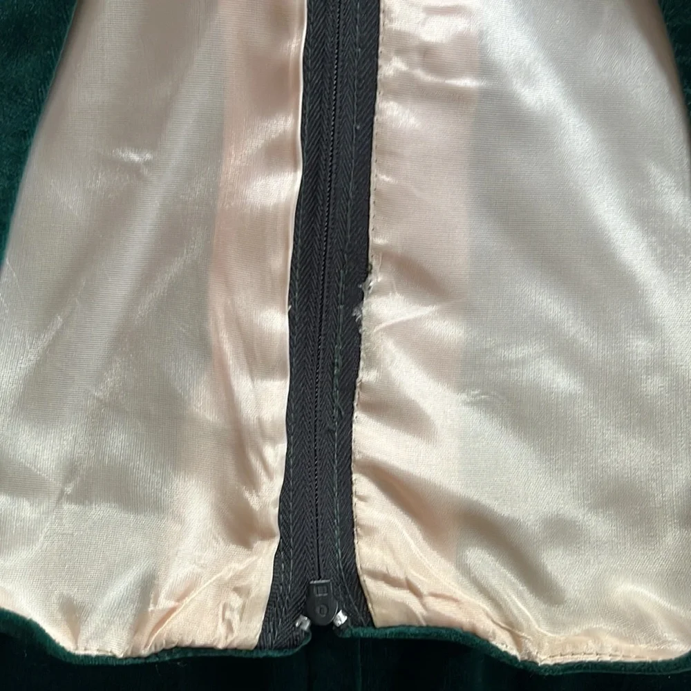 Beautiful 1960’s green velvet dress with ruffled front zipper in back. - Picture 9 of 9